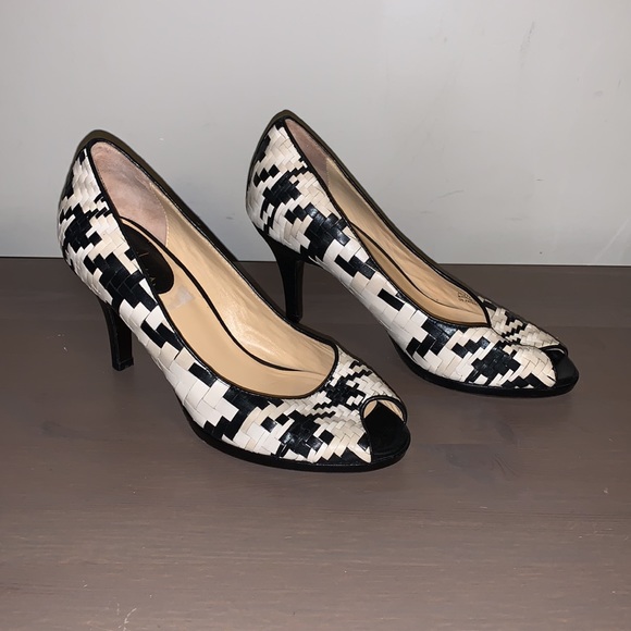 Cole Haan Cream and Black Woven Leather Peep Toe Pumps - Women’s Size 7 - Picture 4 of 8